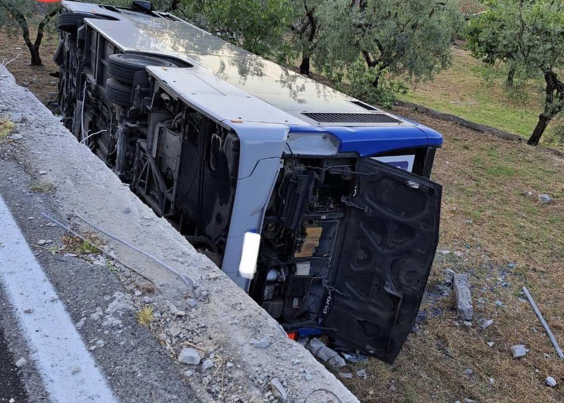 Incidente a Formia, autobus esce di strada e si ribalta: morto un passeggero e due feriti