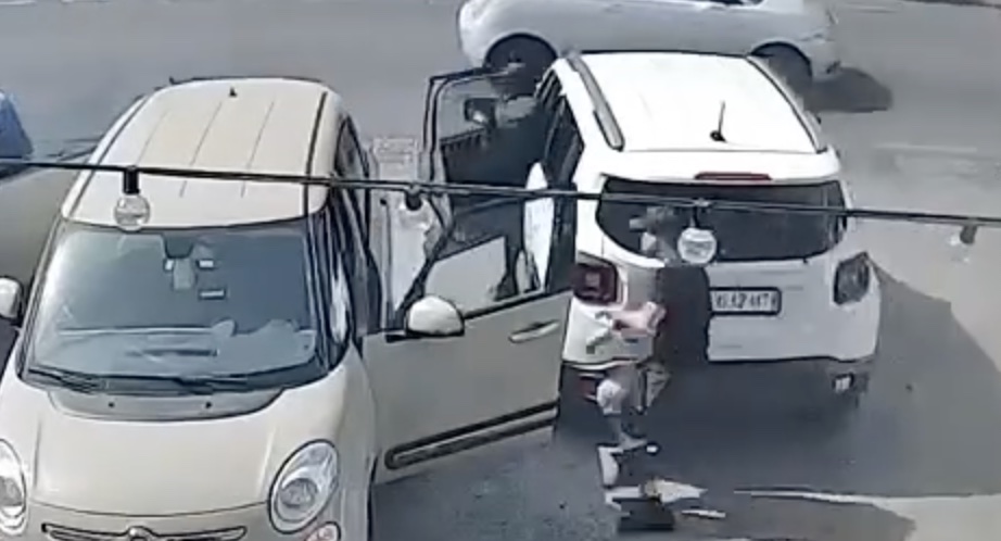 Giugliano, furto d'auto in via Colonne in pieno giorno: rubano 500L in pochi minuti