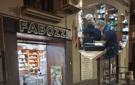 Aversa, furto alla Farmacia Fabozzi: banda sfonda la vetrata e porta via la cassa automatica