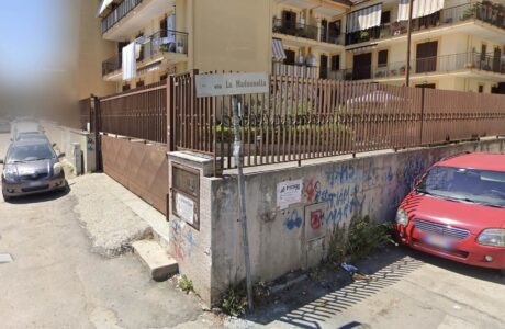 Giugliano, due giovani accerchiati da sei rapinatori: pistola al fianco per rubare cellulare e soldi