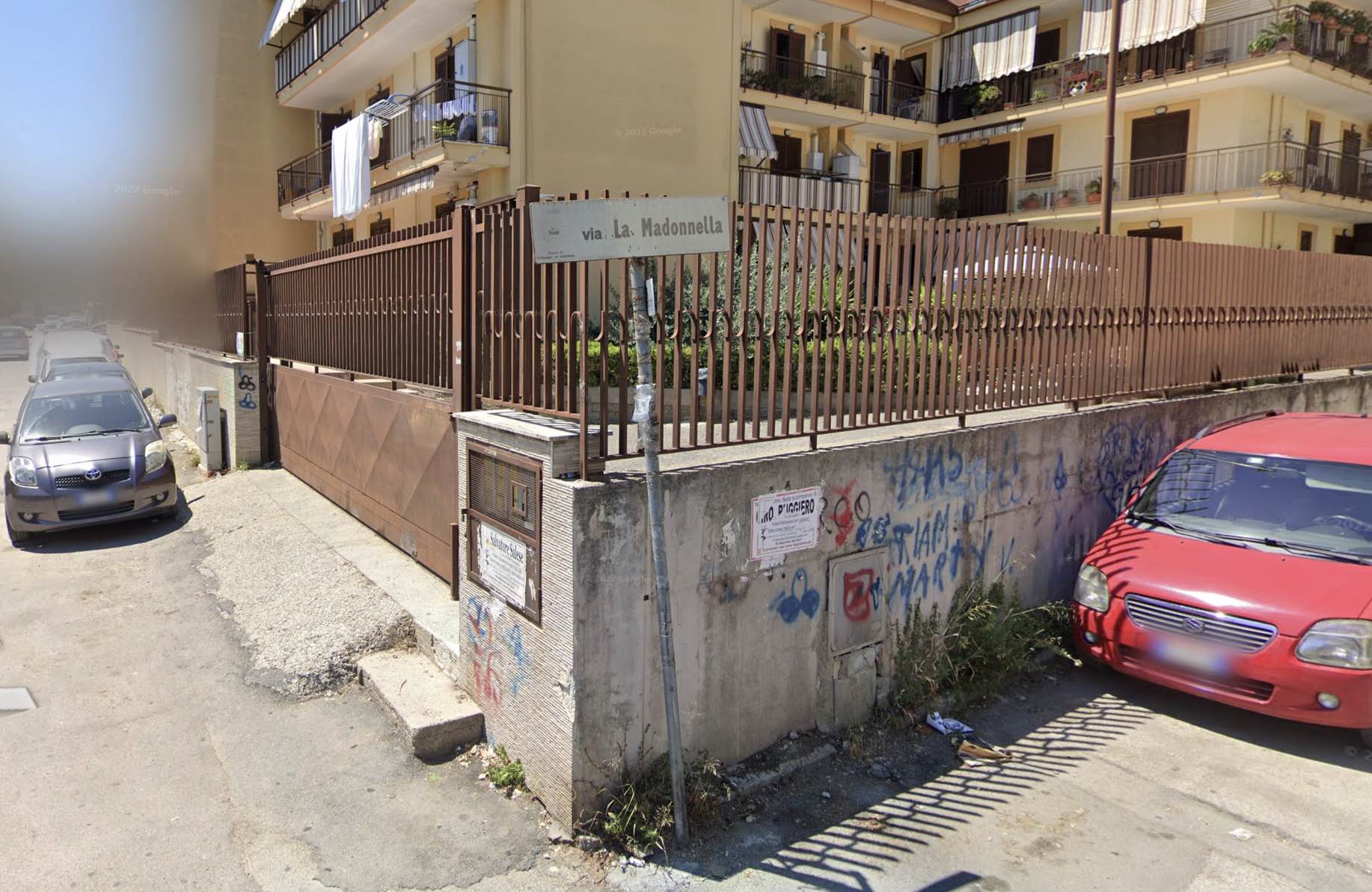 Giugliano, due giovani accerchiati da sei rapinatori: pistola al fianco per rubare cellulare e soldi
