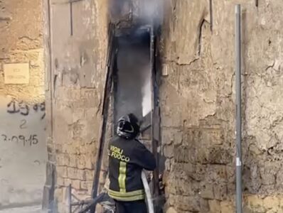 Paura a Giugliano: palazzo in fiamme in via Licoda. Residenti in strada