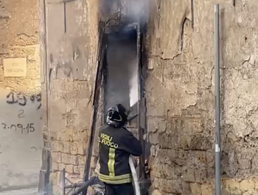 Paura a Giugliano: palazzo in fiamme in via Licoda. Residenti in strada