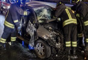 Incidente sulla Nola-Villa Literno: scoppia un pneumatico, auto contro il guardrail. Cinque feriti