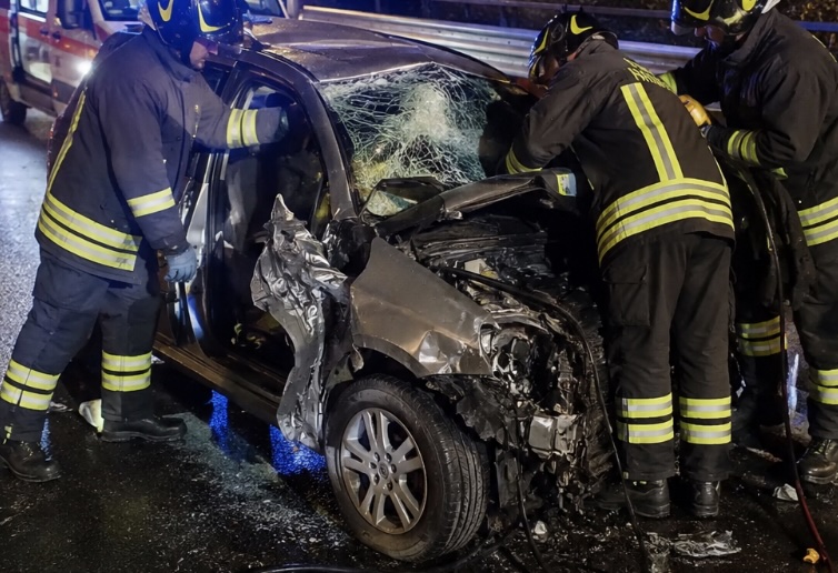 Incidente sulla Nola-Villa Literno: scoppia un pneumatico, auto contro il guardrail. Cinque feriti