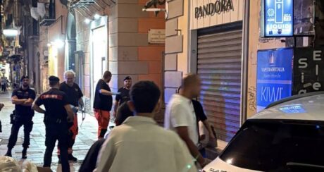 Lite in un bar ai Quartieri Spagnoli, turista ferito dopo una discussione per i tavoli