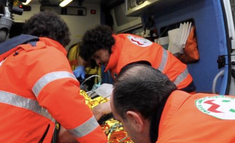 Incidente mortale a Napoli, malore alla guida: muore un uomo dopo lo schianto contro un pilone