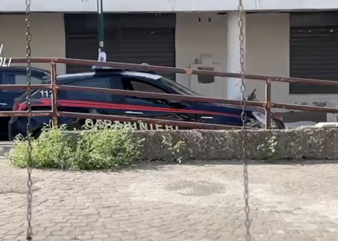Pianura, droga davanti alle scuole e pusher minorenni: smantellata la piazza di spaccio del "Visionario"