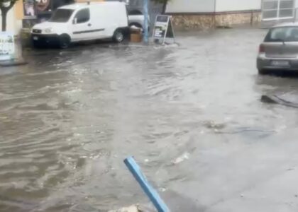 Bomba d'acqua sull'area nord di Napoli: strade allagate tra Giugliano, Qualiano e Pozzuoli