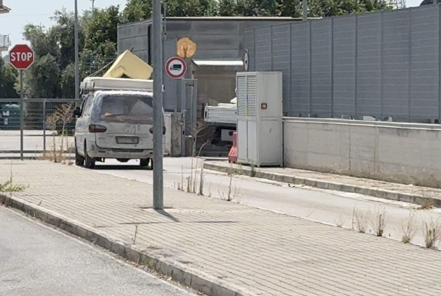 Qualiano, l'isola ecologica trasformata in una "cassa": dai 20 ai 300 euro per scaricare i rifiuti
