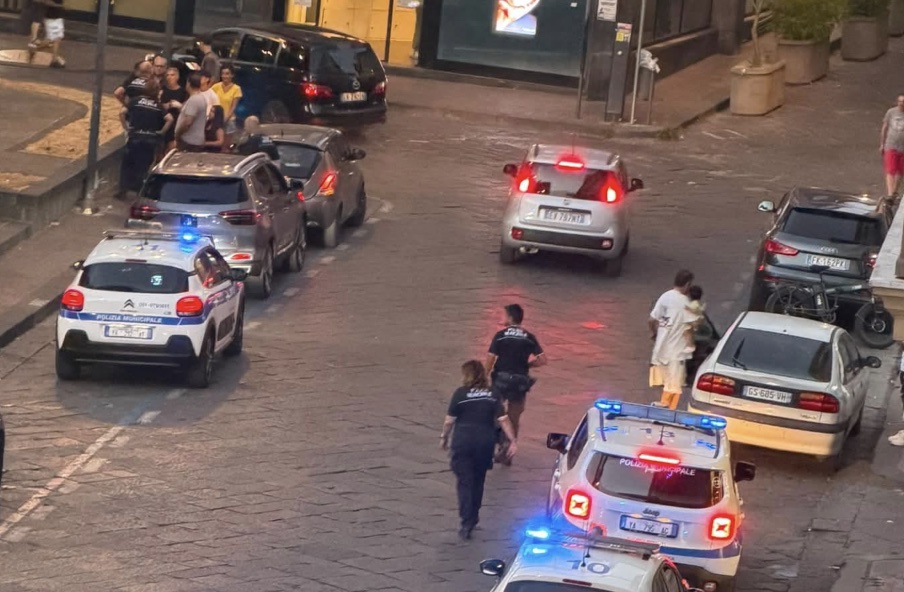 Aversa, rissa tra cittadini stranieri in centro: due fermati dopo inseguimento