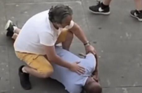 Grumo Nevano, prima la pallonata contro la finestra poi la rissa: il 70enne colpito con un calcio lotta per la vita
