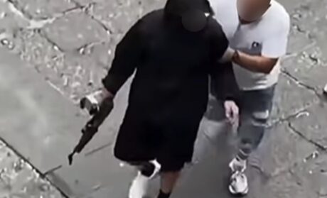Rissa e spari in piazza Montesanto: fermate tre persone, c'è anche l'uomo con l'AK-47