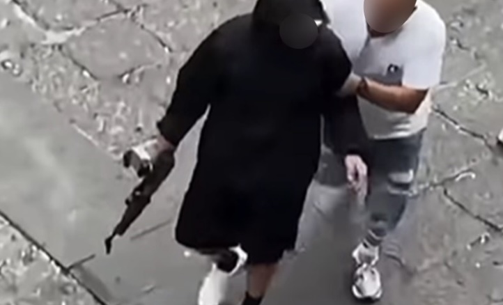 Rissa e spari in piazza Montesanto: fermate tre persone, c'è anche l'uomo con l'AK-47