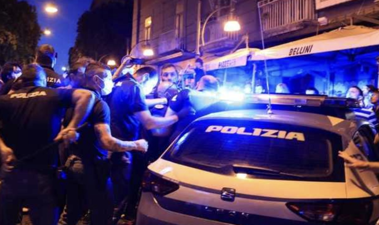 Sparatoria nel centro storico di Napoli, 32enne ferito a colpi di pistola: indagini in corso