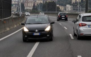 Tangenziale Napoli: donna guida contromano per 5 km e provoca un incidente