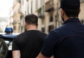Truffa agli anziani a Napoli, si finge carabiniere e porta via tutti i gioielli: preso 29enne