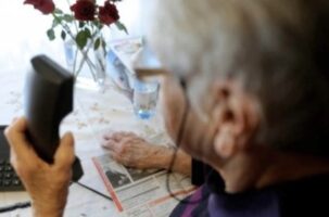 Napoli. Casa trasformata nella centrale delle truffe agli anziani: denunciati un 28enne e una 26enne