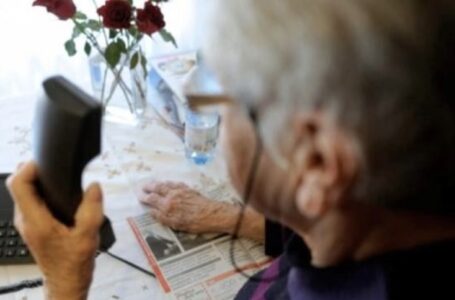 Napoli. Casa trasformata nella centrale delle truffe agli anziani: denunciati un 28enne e una 26enne