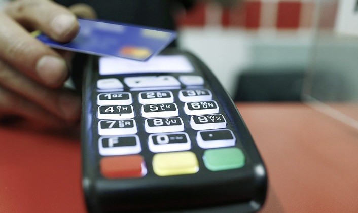 Napoli, turista americano derubato sul Lungomare: i ladri fanno shopping con le carte di credito, arrestati