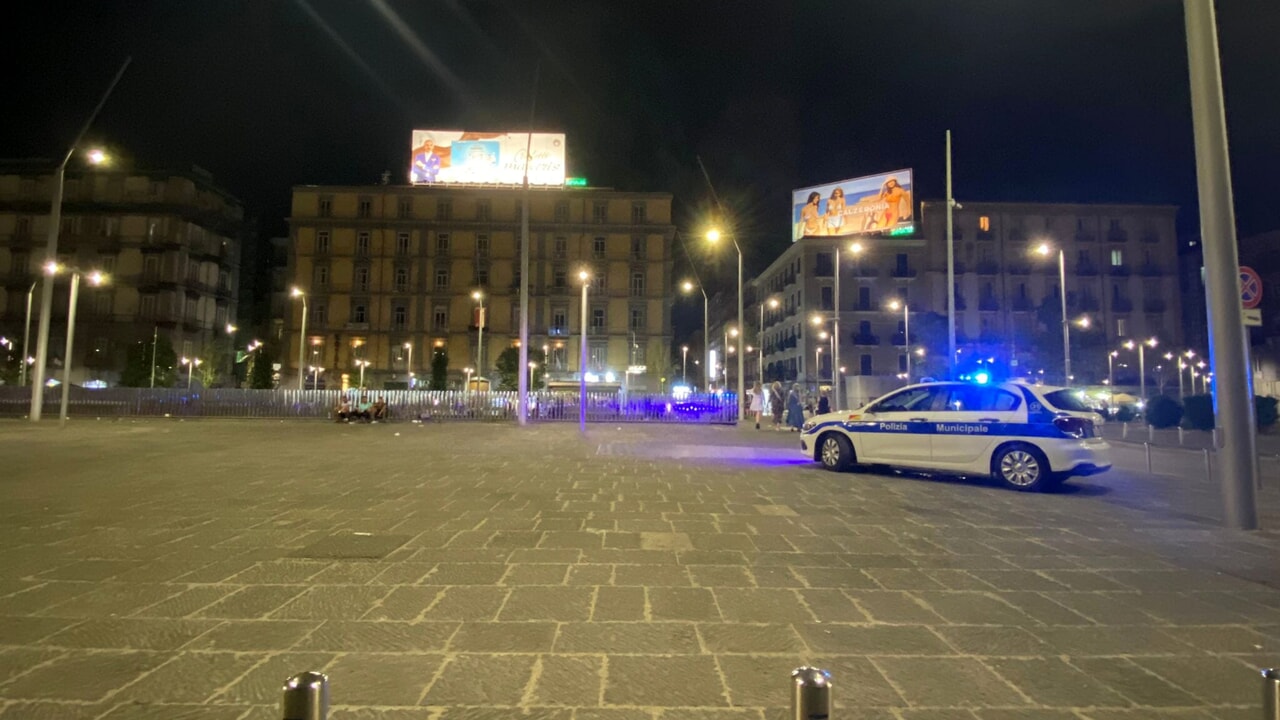 tenta di forzare la sala atm con un sanpietrino fermato 33enne feriti tre agenti da Teleclubitalia.it tenta di forzare la sala atm con un sanpietrino fermato 33enne feriti tre agenti
