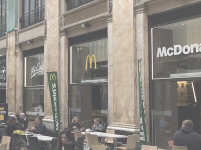 Napoli, bimba di un anno rischia di soffocare al McDonald’s: salvata dal 118