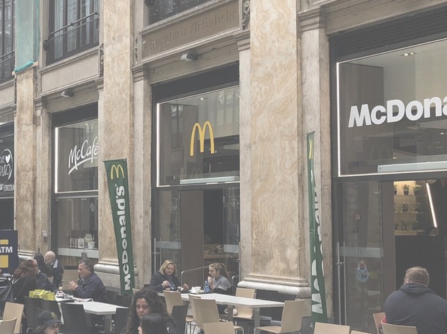 Napoli, bimba di un anno rischia di soffocare al McDonald’s: salvata dal 118