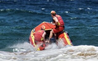 Ischia, uomo trovato morto in mare a Forio: corpo scoperto da un bagnino