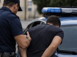 Casalnuovo, all’appuntamento per il “cavallo di ritorno” trova i poliziotti: arrestato 40enne dopo inseguimento