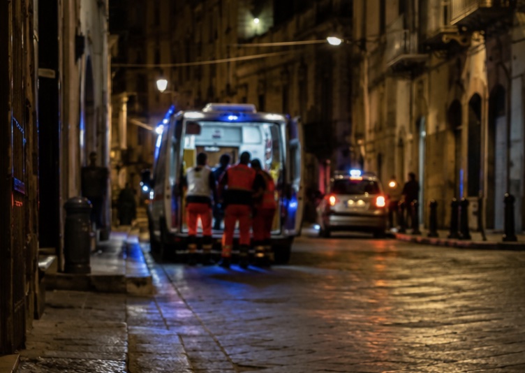 Napoli, donna trovata a terra con una ferita alla testa: 47enne ricoverata al Cardarelli