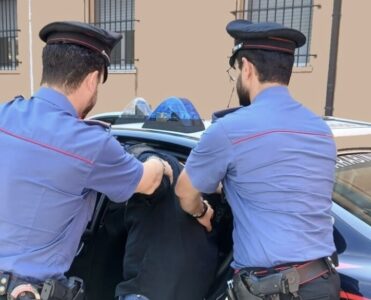 Fuga in scooter con cocaina e hashish: arrestati due giovani di Giugliano