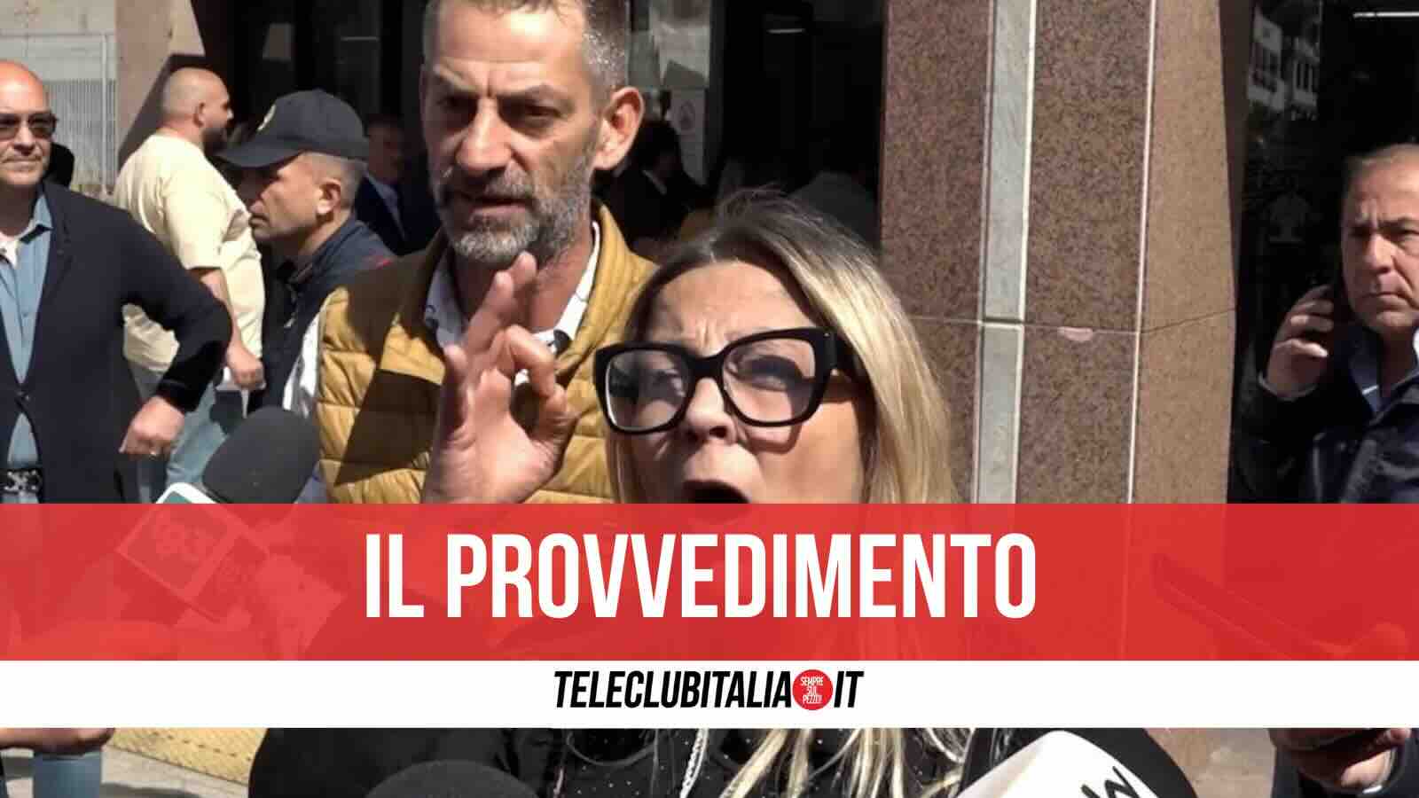 martina carbonaro braccialetto elettronico ai genitori minacce a padre e madre dell8217assassino da Teleclubitalia.it martina carbonaro braccialetto elettronico ai genitori minacce a padre e madre dell8217assassino