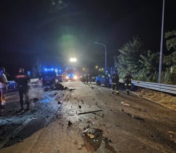Benevento, scontro violentissimo tra due auto: due morti e un giovane in codice rosso