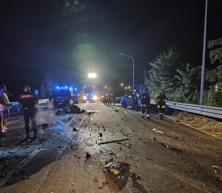 Benevento, scontro violentissimo tra due auto: due morti e un giovane in codice rosso