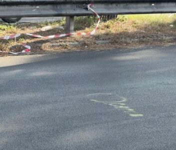 Villaricca, violento incidente sul "doppio senso": scooter contro auto, due giovani in codice rosso