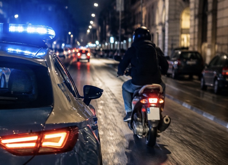 Napoli, non si ferma all’alt e fugge con lo scooter rubato: inseguito dalla Polizia, si schianta contro la volante