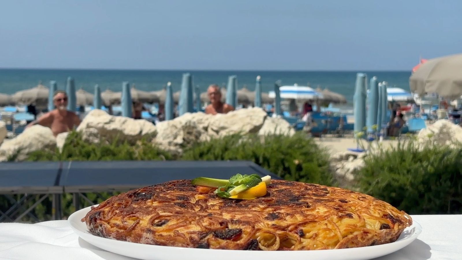 C'è chi vieta ai bagnanti di portare cibo da casa, e chi invece addirittura li premia. L'8 agosto, presso il lido Sabbia d'Argento, a Varcaturo, si è tenuta la prima edizione di "Ho fatto la frittata", una vera e propria sfida gastronomica, nata con l'obiettivo di lanciare un messaggio chiaro: il pranzo a sacco in spiaggia è un diritto di ogni cittadino. Tra ricette innovative e tradizionali, i bagnanti si sono sfidati, trasformando una giornata di mare in un momento di convivialità e divertimento anche grazie all'intrattenimento del comico Ciro Giustiniani.
