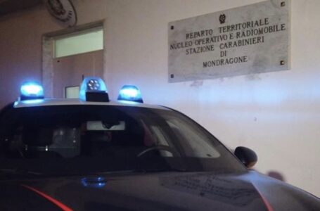 Mondragone, oltre 100 dosi di cocaina pronte allo spaccio: arrestato 23enne, sequestrati soldi e droga