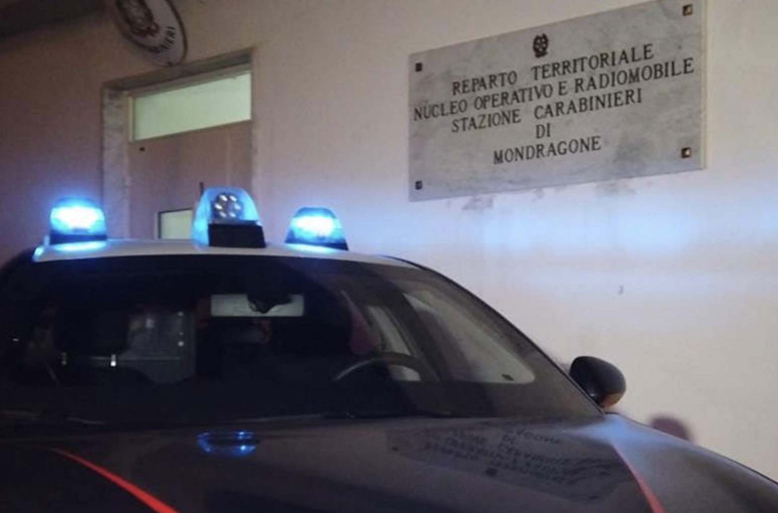 Mondragone, oltre 100 dosi di cocaina pronte allo spaccio: arrestato 23enne, sequestrati soldi e droga