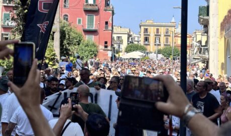 Terremoto a Pozzuoli, centinaia di persone in corteo: “La terra trema, lo Stato dorme”