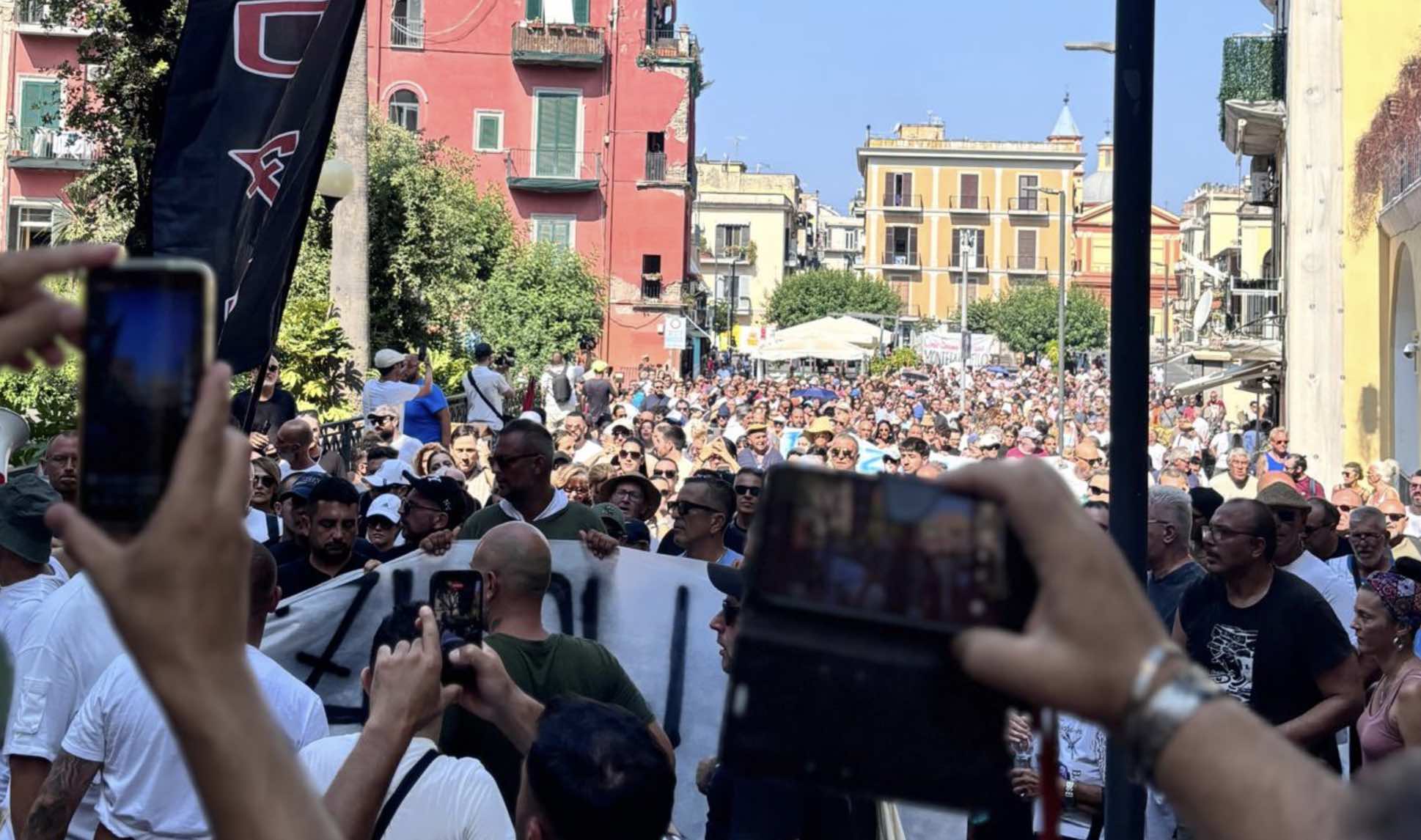 Terremoto a Pozzuoli, centinaia di persone in corteo: “La terra trema, lo Stato dorme”