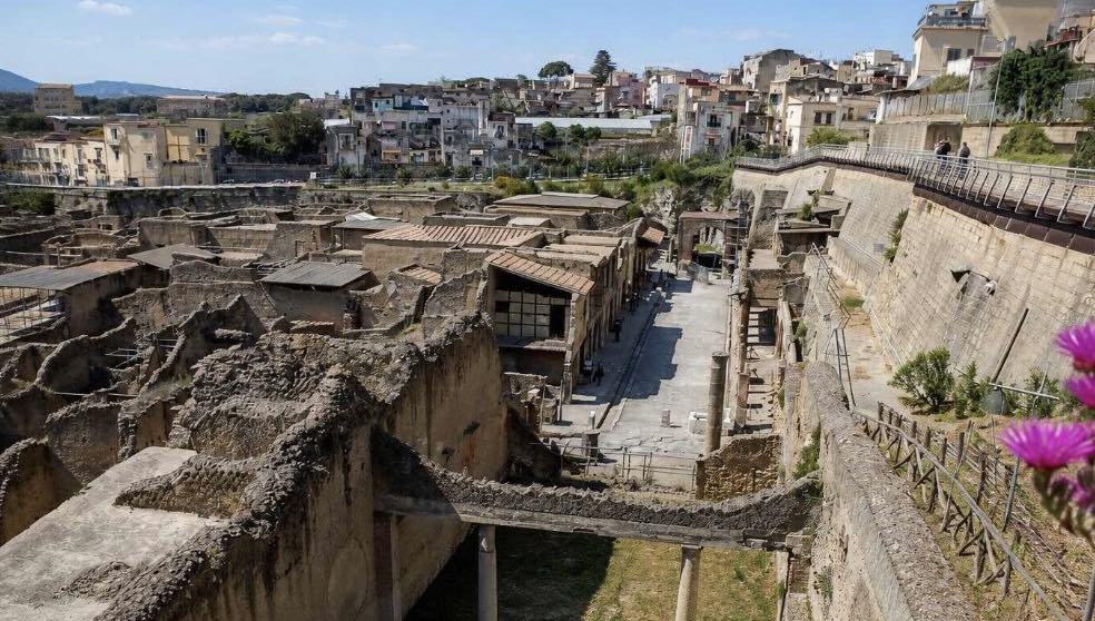 Paura agli Scavi di Ercolano, 34enne minaccia di lanciarsi da 30 metri: salvato dai negoziatori dei carabinieri