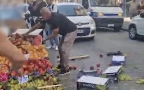 "La droga no, la malavita no...": lancia frutta in strada durante i controlli a Secondigliano