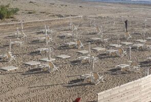 Giugliano, bufera sulla spiaggia inclusiva: l'opposizione chiede le dimissioni della vicesindaca Bianca Perna