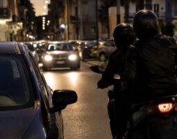 Casoria, tentata rapina da incubo: automobilista prova a fuggire, i malviventi sparano due colpi