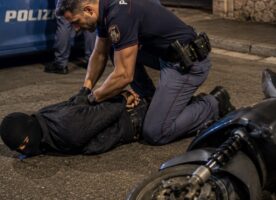 Tentano furto in villa a Bacoli: 20enne travolge poliziotto con lo scooter, arrestato