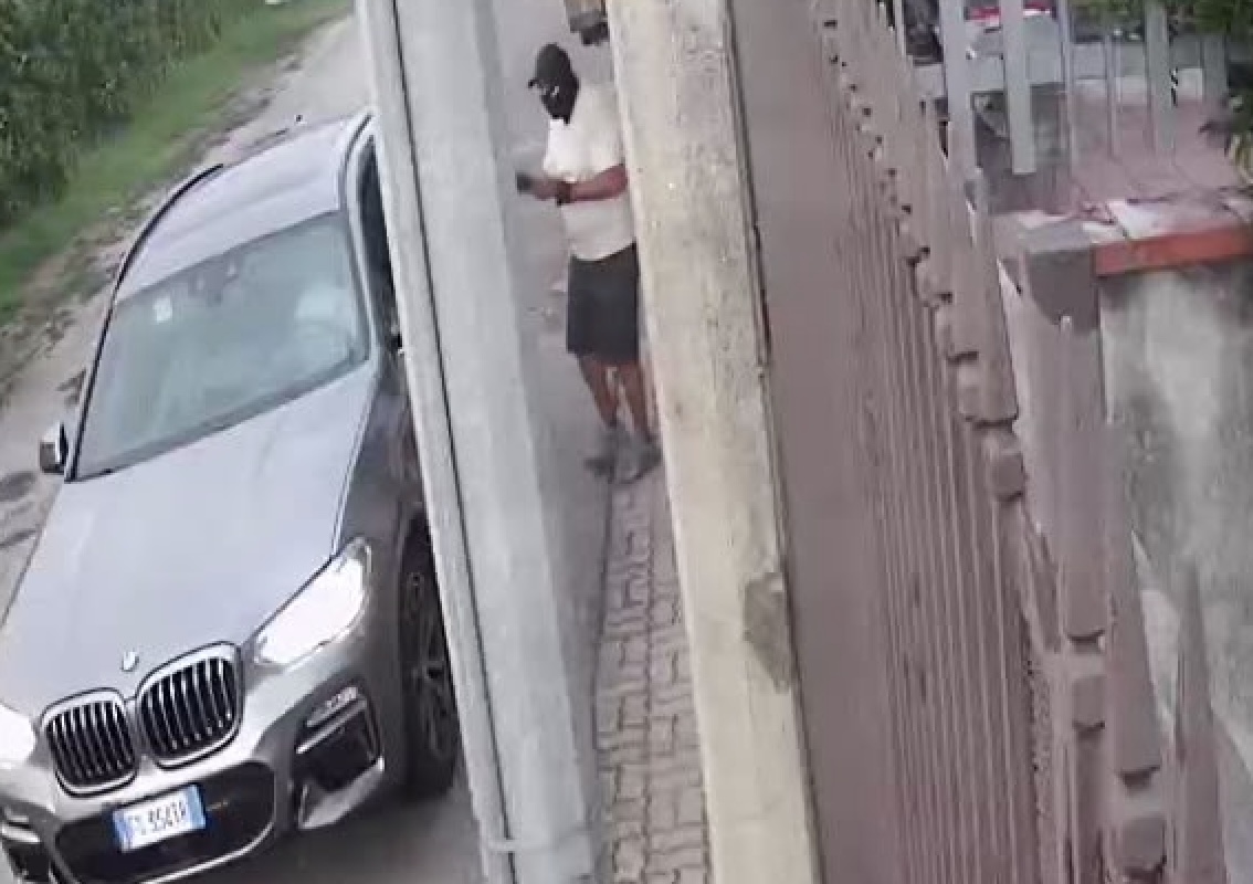 Paura a Giugliano: ladri tentano di entrare in casa, telecamere riprendono tutta la scena