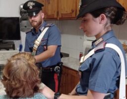 Sant’Antimo, tenta la truffa del finto nipote a un’anziana: fermato dai carabinieri un 16enne