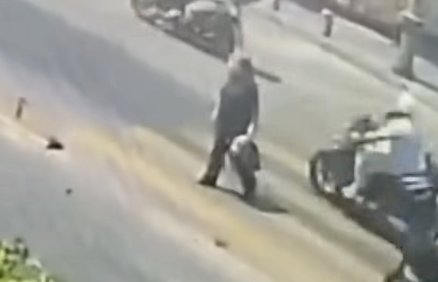 Napoli, resta grave la 70enne investita sulle strisce in via Foria: patente ritirata al motociclista