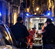 Paura ai Quartieri Spagnoli, 15enne accoltellato nella notte :"Volevano il portafogli"
